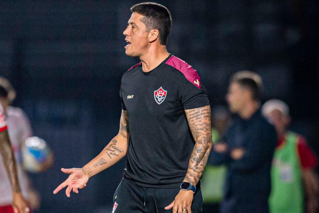 Técnico Thiago Carpini dando orientação ao time do Vitória na beira do gramado