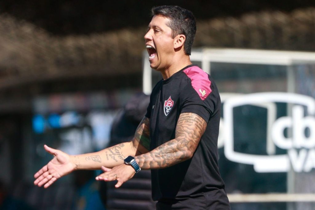 Técnico Thiago Carpini no comando do Vitória em jogo do Brasileirão