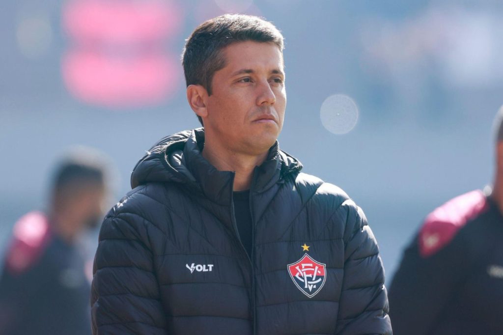 Técnico Thiago Carpini no comando do Vitória em partida do Campeonato Brasileiro