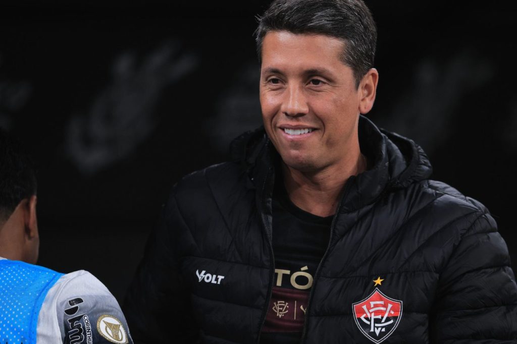 Técnico Thiago Carpini no comando do Vitória no Brasileirão