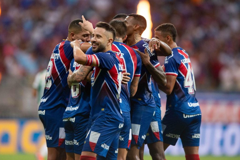 Jogadores do Bahia comemoram gol em jogo do Brasileirão