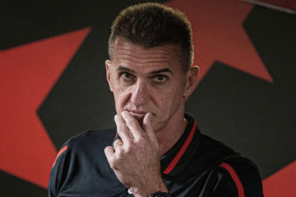 Técnico Vagner Mancini no comando do Atlético Goianiense no Brasileirão