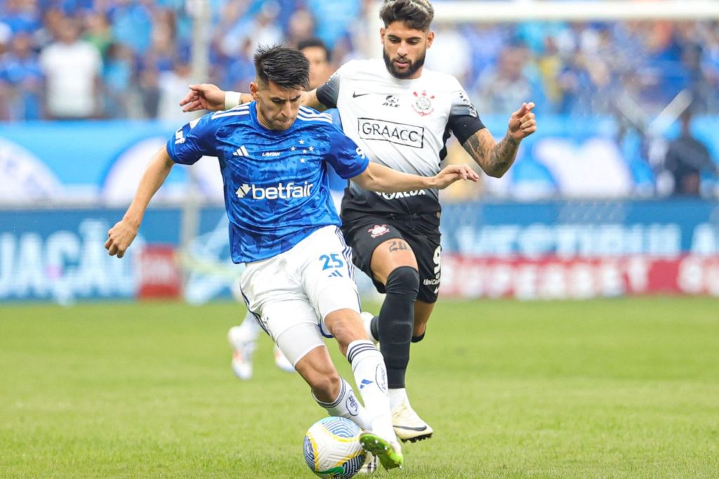 Zagueiro argentino Lucas Villalba em jogo do Cruzeiro no Brasileirão