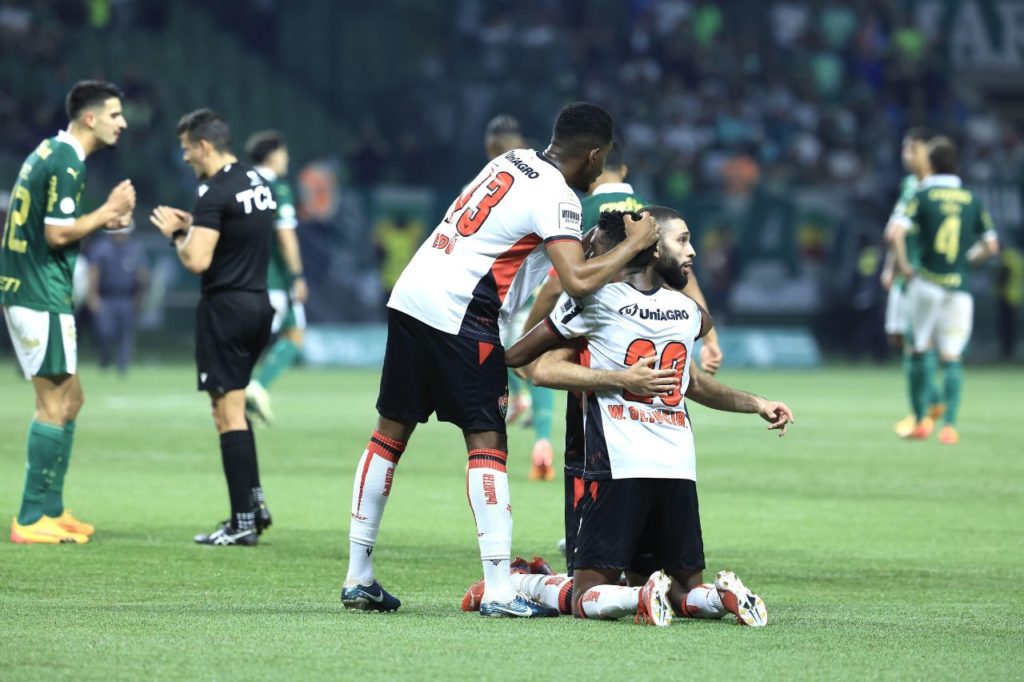 Jogadores do Vitória comemoram triunfo sobre o Palmeiras em jogo do Brasileirão