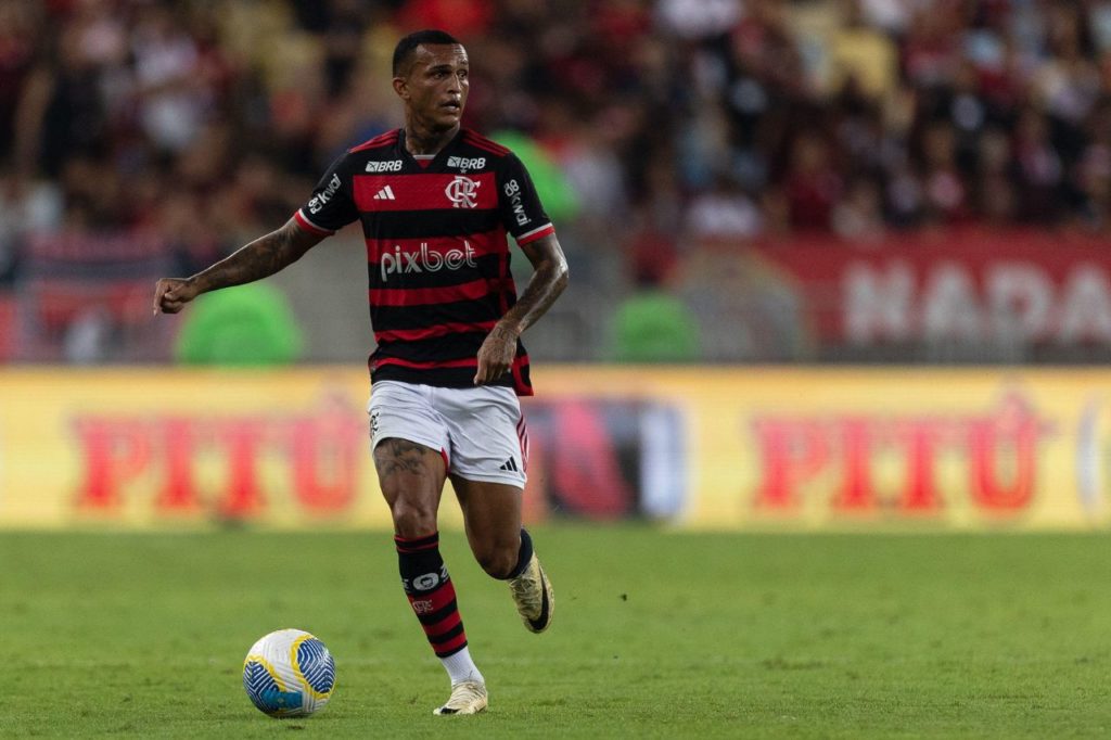 Lateral-direito Wesley jogando pelo Flamengo no Maracanã