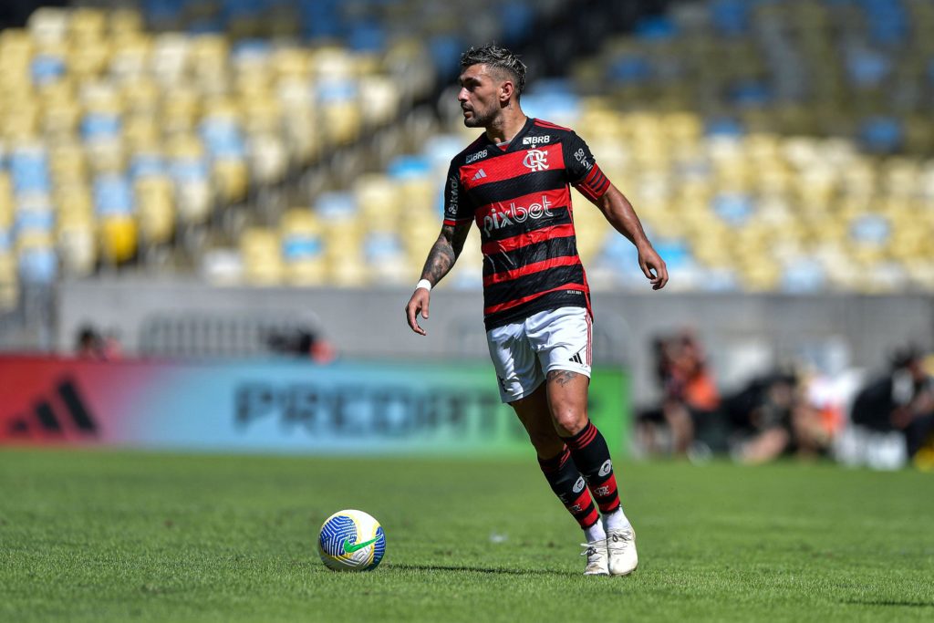 Arrascaeta, jogador do Flamengo, durante partida contra o Botafogo, no estádio do Maracanã, pelo Campeonato Brasileiro A 2024.