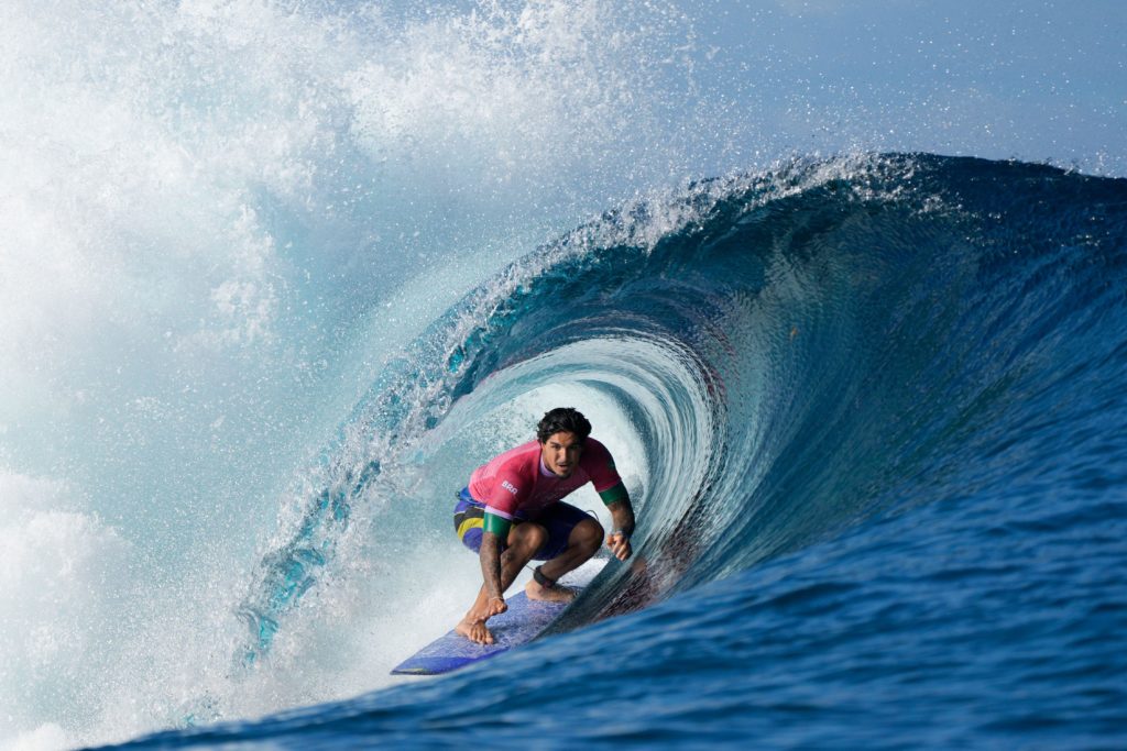 Gabriel Medina, do Brasil, surfa durante a primeira rodada da competição de surf dos Jogos Olímpicos de Verão de 2024, sábado, 27 de julho de 2024, em Teahupo'o, Taiti