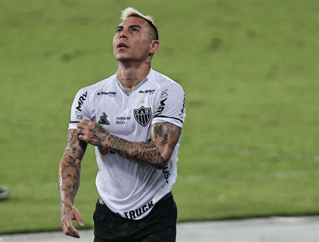 Vargas, do Atlético-MG, olhado para o céu durante um jogo do time na temporada de 2024.