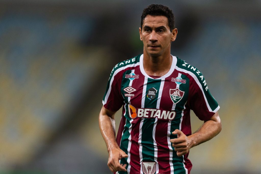 Paulo Henrique Ganso, do Fluminense, correndo em campo durante um jogo do time na temporada.