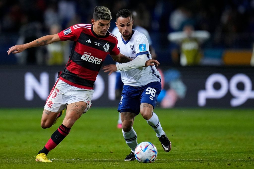 Michael, do Al-Hilal, disputando a bola com Ayrton Lucas, do Flamengo emum jogo do Mundial de Clubes de 2023.