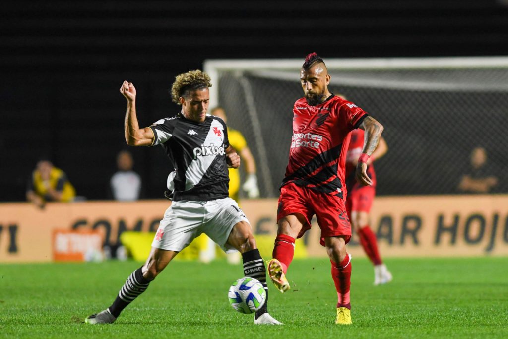 Jogadores do Vasco e Athlético PR em campo durante partida do Brasileirão 2023.