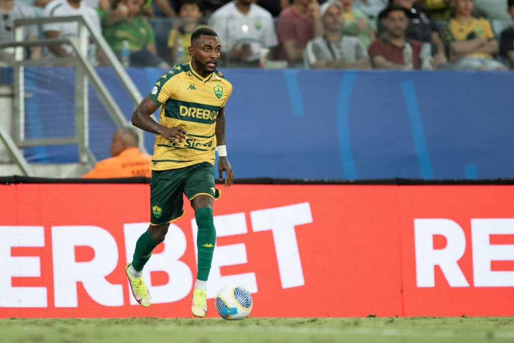 Ramon, do Cuiabá, dominando a bola em um jogo do time na temporada de 2024.