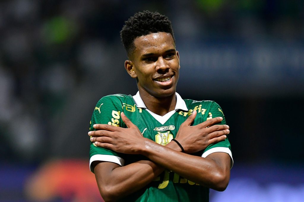 Estêvão, do Palmeiras, comemorando um gol marcado pelo time na temporada de 2024.