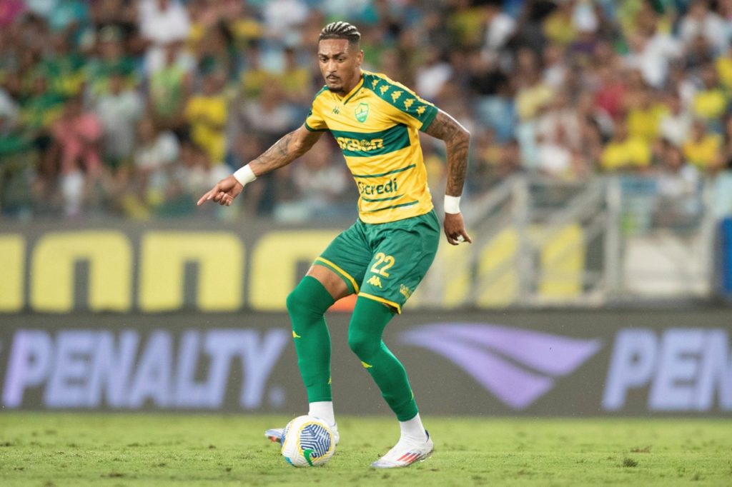 Derik Lacerda, do Cuiabá, com a bola dominada em um dos jogos do time na temporada de 2024.