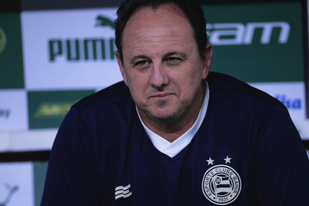 Rogério Ceni, do Bahia, concedendo uma entrevista coletiva após um jogo do Brasileirão da temporada 2024.