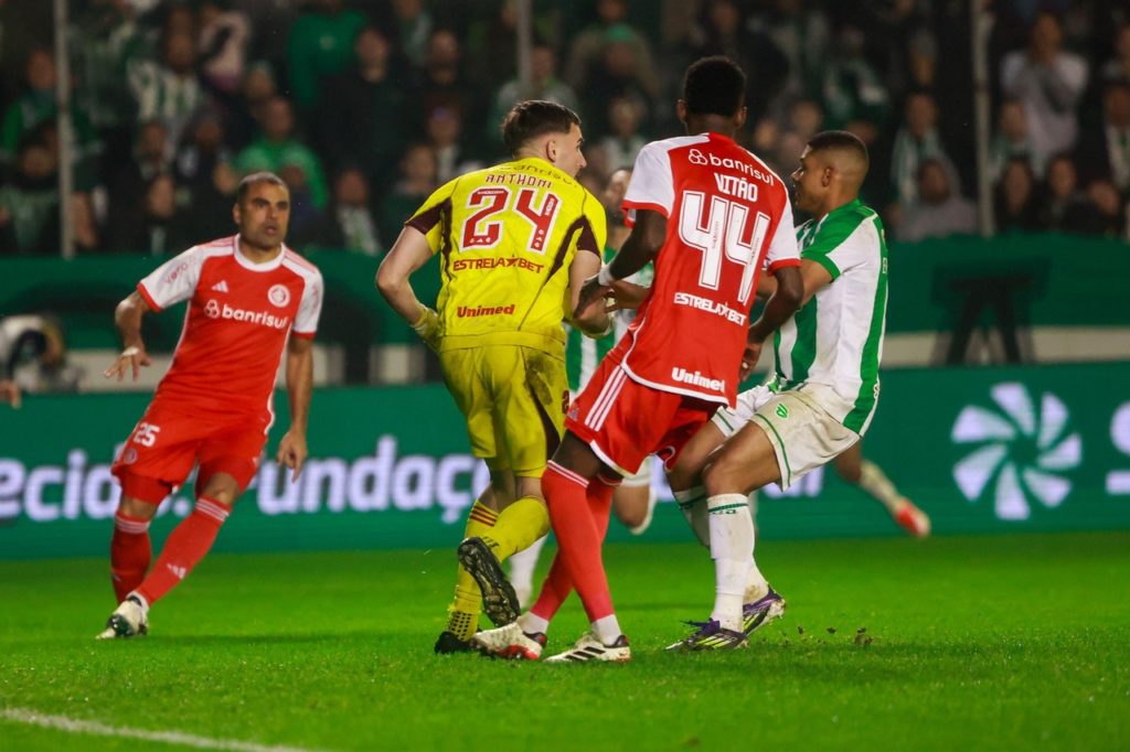 Anthoni, do Internacional, tentando sair jogando em um dos jogos do time na temporada de 2024.