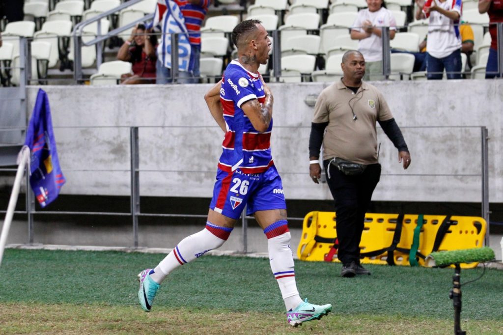 Breno Lopes, do Fortaleza, comemorando um dos gols marcados por ele na temporada de 2024.