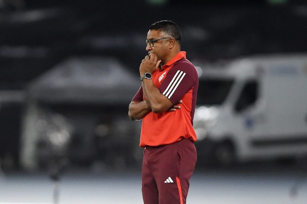 Roger Machado, do Internacional, observa o time em um dos jogos da equipe na temporada de 2024.