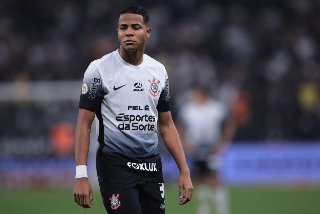 Wesley, do Corinthians, observa o campo durante um jogo do time na temporada.