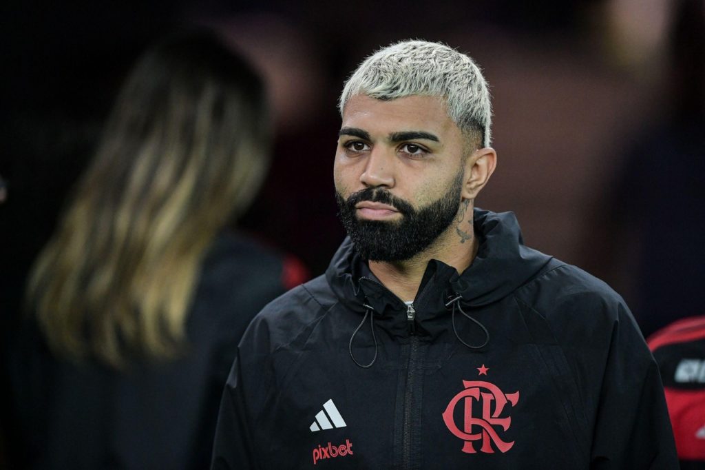 Gabigol, do Flamengo, observando o campo antes de um jogo pelo clube na temporada de 2024.