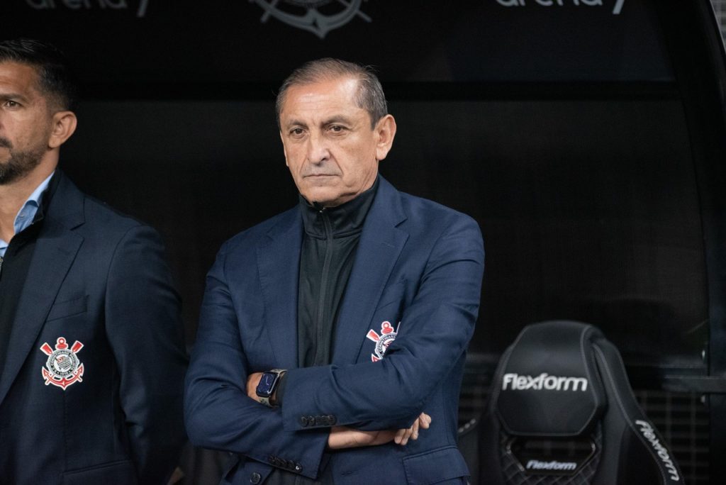 Ramón Díaz, do Corinthians, observando o time em um dos jogos da temporada de 2024.