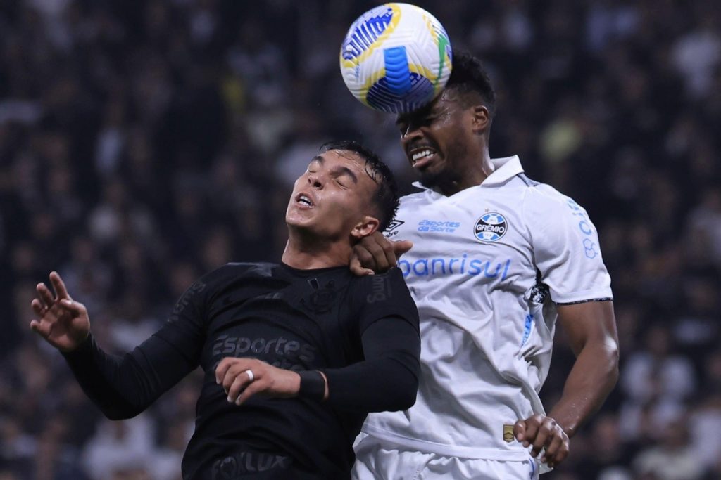 Giovane, do Corinthians, disputando a bola com Jemerson, do Grêmio, em uma partida da Copa do Brasil.