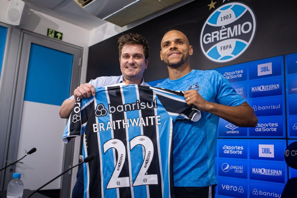 Braithwaite, do Grêmio, sendo apresentado pela diretoria gremista.