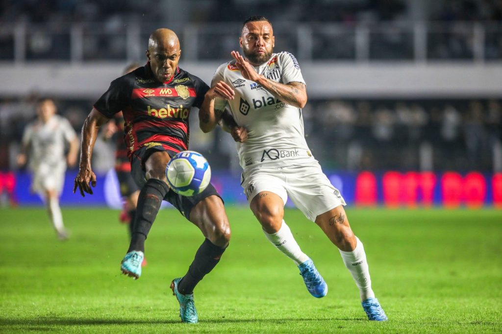 Guilherme, do Santos, disputando uma bola com um adversário em rodada da Série B de 2024.