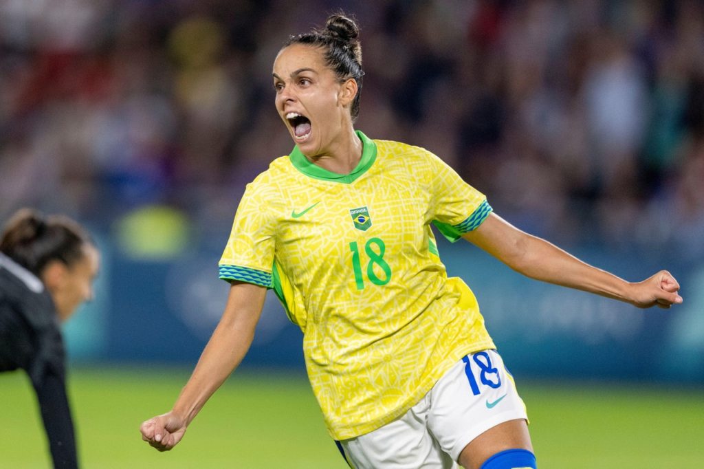 Gabi Portilho, do Brasil, comemorando um dos gols da seleção nas Olimpíadas de Paris.