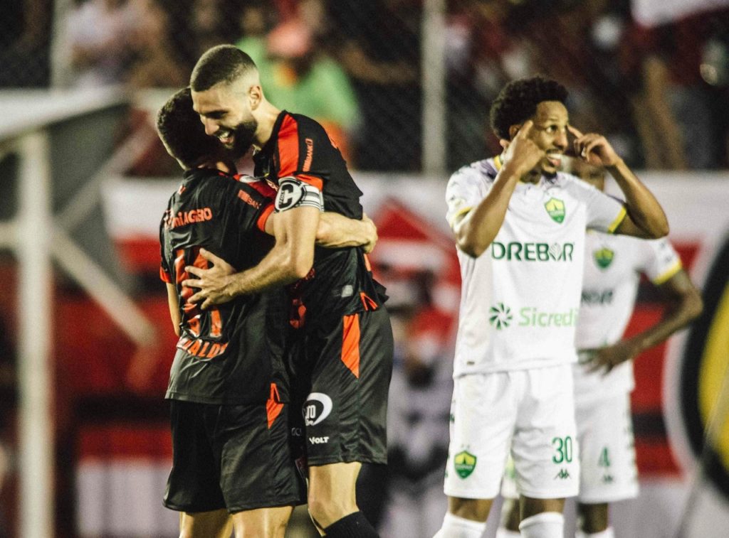 Wagner Leonardo, do Vitória, comemorando um gol com o companheiro de clube.