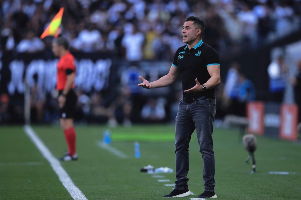 Jair Ventura, do Juventude, conversa com o time durante uma partida pelo Brasileirão.