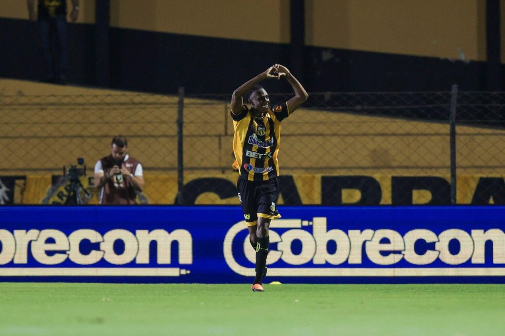 Luisão, do Novorizontino, comemorando um dos gols marcados pelo time na rodada da Série B.