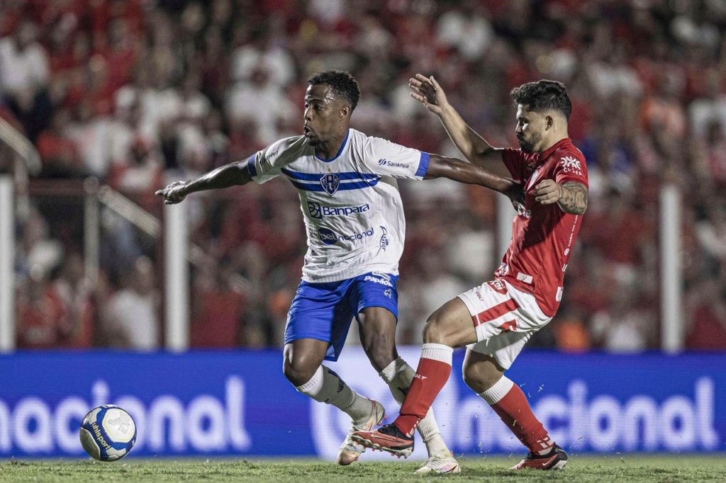 Alesson, do Vila Nova, disputando uma jogada com o adversário na rodada da Série B.