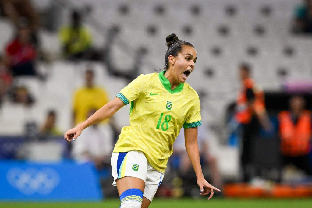 Gabi Portilho celebrando gol contra a Espanha durante a semifinal do futebol feminino nos Jogos Olímpicos de Paris 2024.