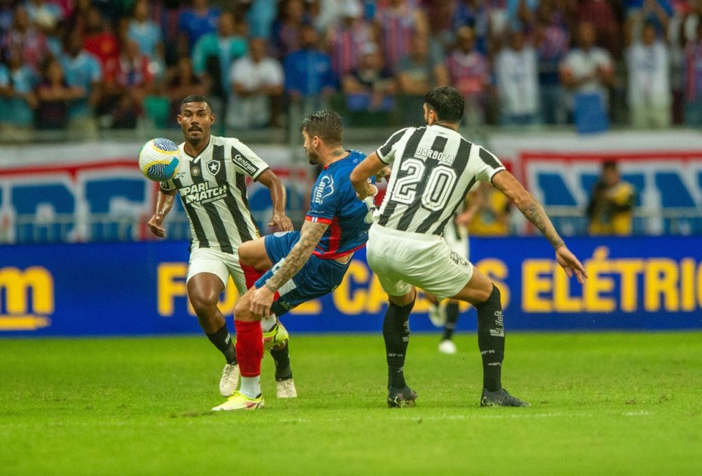 Everaldo, do Bahia, disputando a bola com adversários em um jogo da temporada 2024.