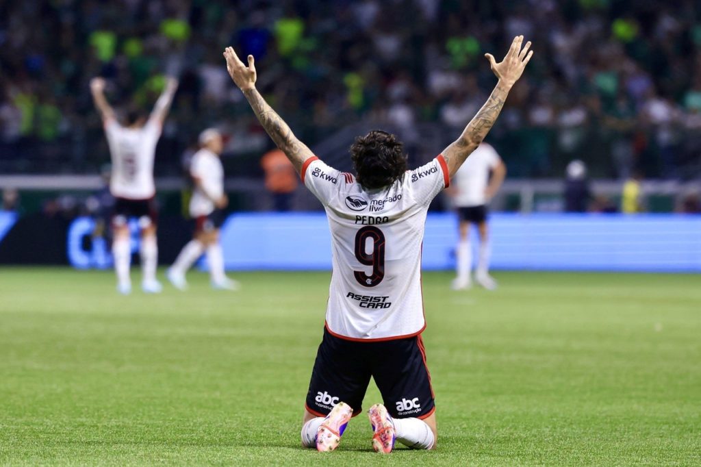 Pedro, do Flamengo, comemorando a classificação às quartas da Copa do Brasil de 2024.