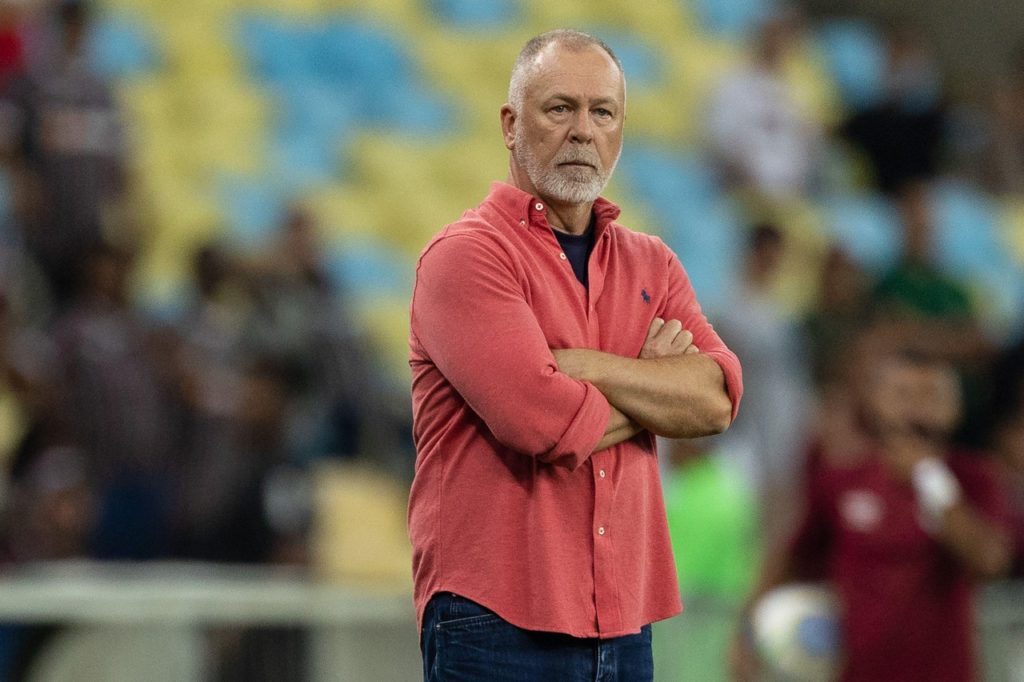 Mano Menezes, do Fluminense, observando o time em um dos jogos da temporada de 2024.