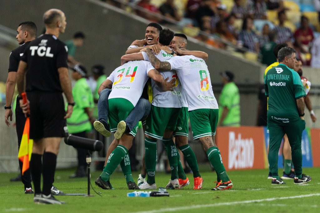 Jogadores do Juventude comemorando um gol marcado sobre o Fluminense na Copa do Brasil.