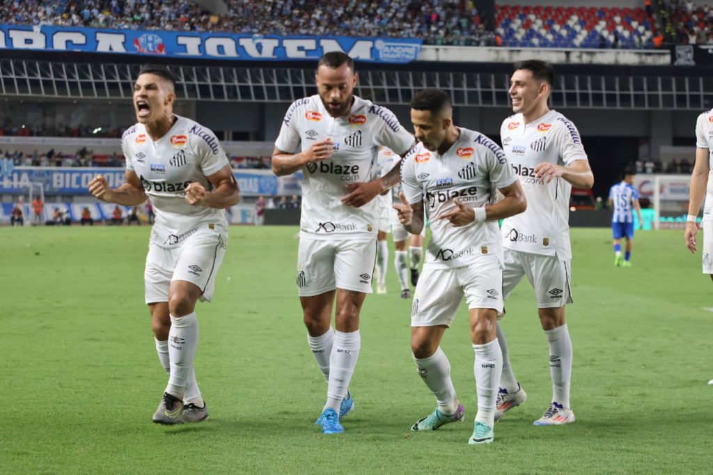 Guilherme, do Santos, comemorando um de seus gols com os companheiros.