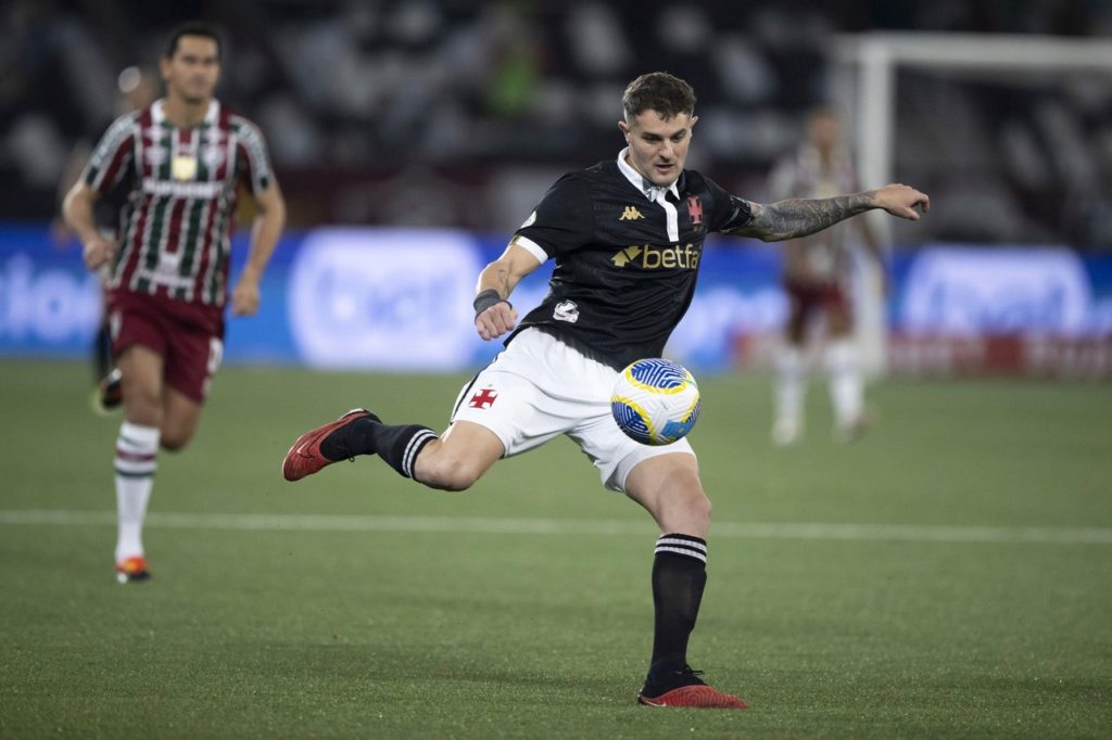 Vegetti, do Vasco, tentando chutar uma bola durante uma partida do time na temporada.