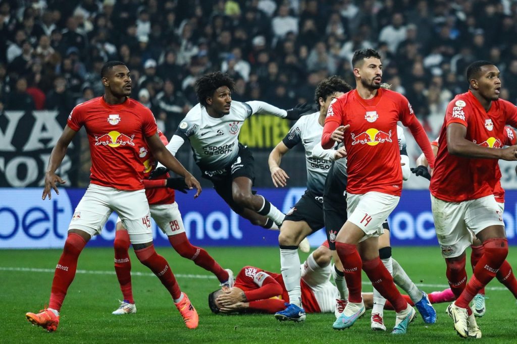 Talles Magno, do Corinthians, disputando uma bola com os adversários em um jogo da temporada corintiana.