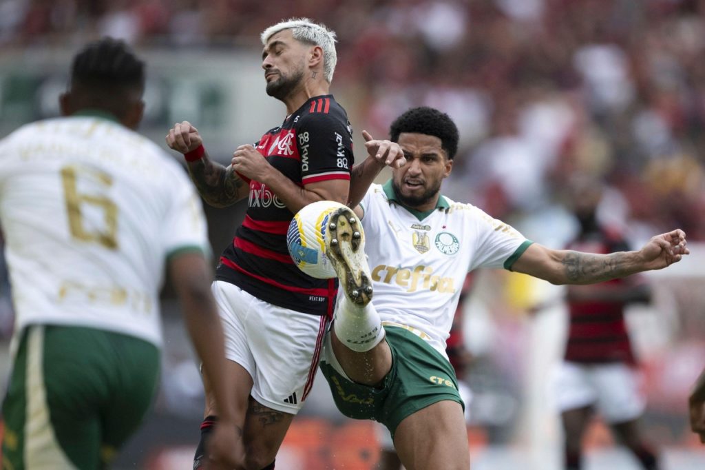 Arrascaeta, do Flamengo, disputando uma bola com adversários em um jogo do Brasileirão de 2024.