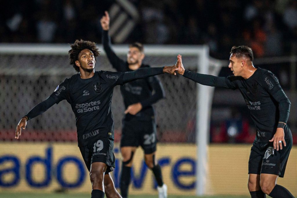 Talles Magno, do Corinthians, comemorando um gol marcado pela equipe na temporada de 2024.