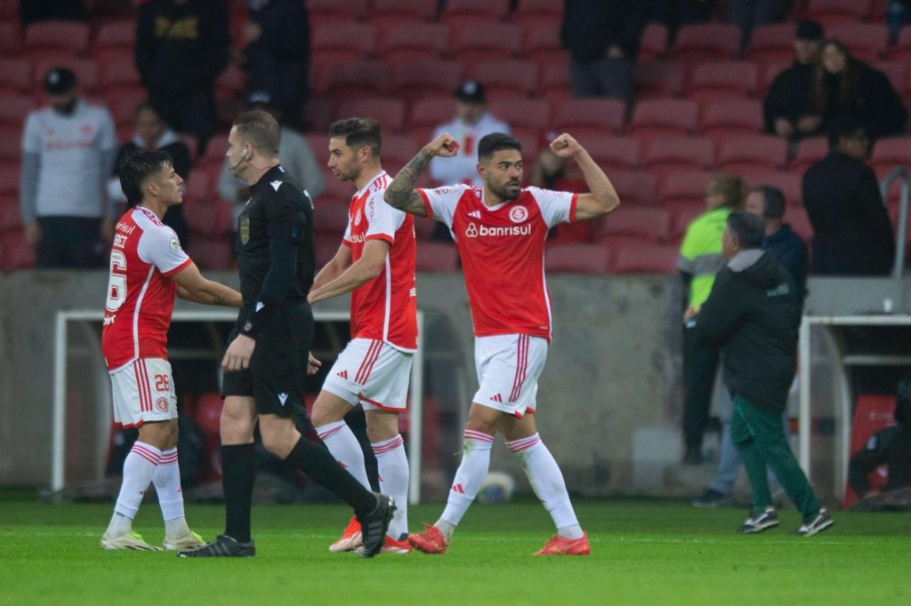 Bruno Tabata, do Internacional, comemorando um gol marcado pela equipe na temporada de 2024.