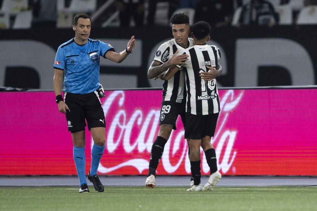 Igor Jesus, do Botafogo, comemorando um gol marcado pela equipe na Libertadores de 2024.