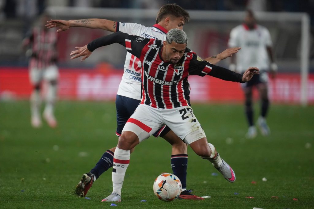 Wellington Rato, do São Paulo, disputa a bola com um adversário em um jogo de Libertadores.