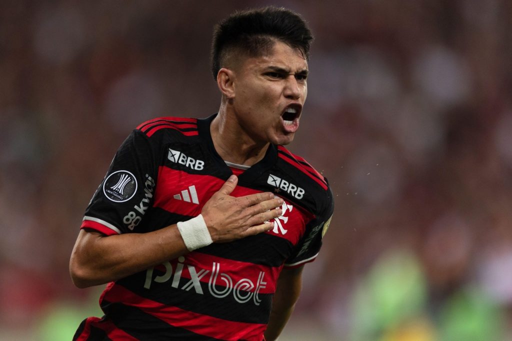 Luiz Araújo, do Flamengo, comemorando um gol pelo clube na Libertadores de 2024.