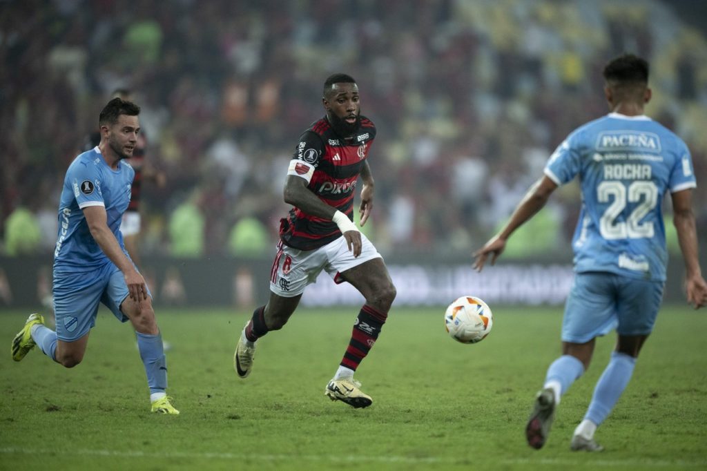 Gerson, do Flamengo, com a bola dominada entre dois marcadores em uma das partidas da Libertadores de 2024.