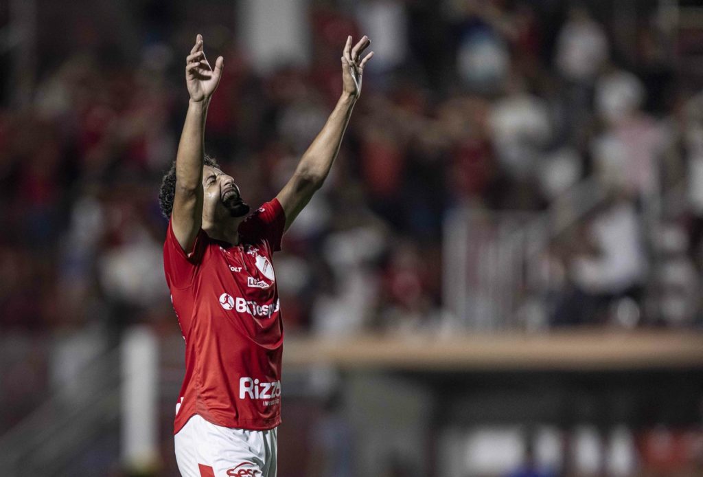 Rhuan, do Vila Nova, comemorando um gol marcado em uma rodada da Série B do Brasileirão.