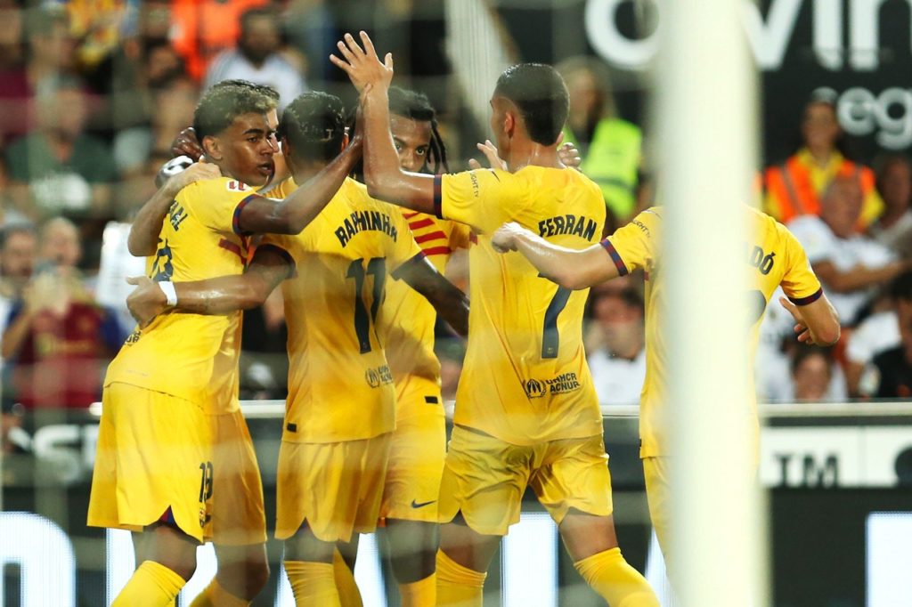 Jogadores do Barcelona comemorando um dos gols do time na estreia no Campeonato Espanhol.